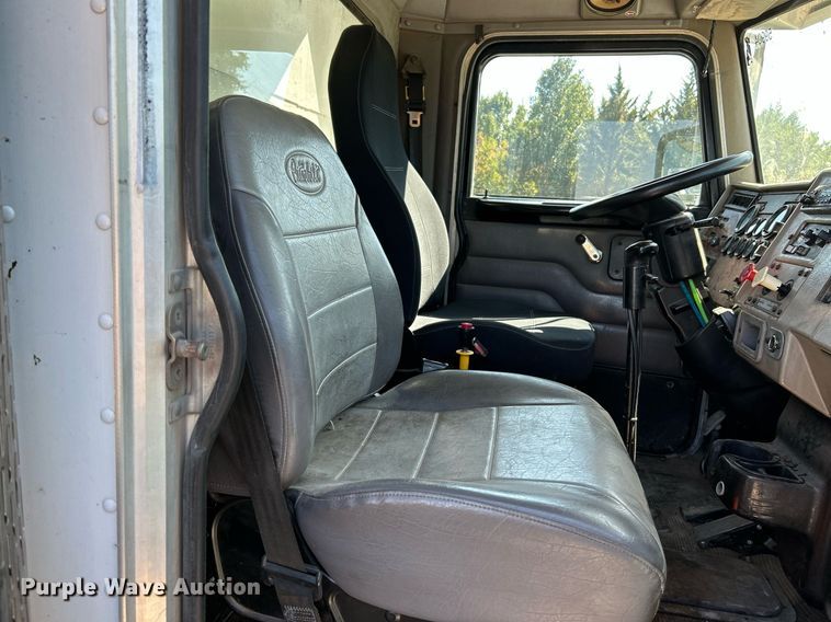 image for item NQ9920 2007 Peterbilt 335  dump truck