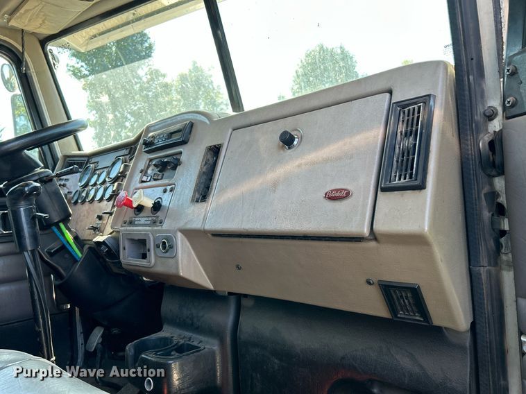 image for item NQ9920 2007 Peterbilt 335  dump truck