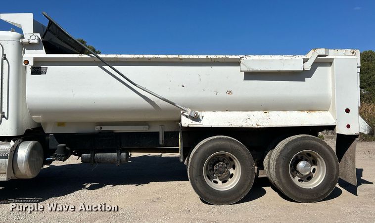 image for item NQ9920 2007 Peterbilt 335  dump truck
