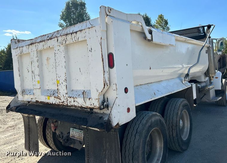 image for item NQ9920 2007 Peterbilt 335  dump truck
