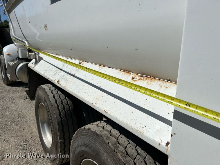 image for item NQ9920 2007 Peterbilt 335  dump truck