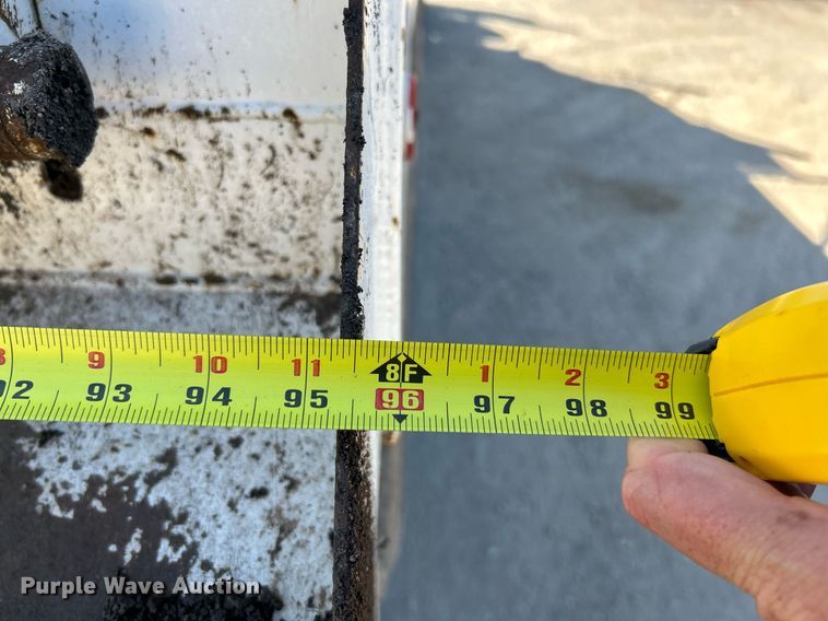 image for item NQ9920 2007 Peterbilt 335  dump truck