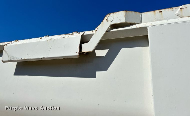 image for item NQ9920 2007 Peterbilt 335  dump truck