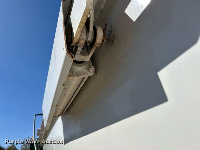 image for item NQ9920 2007 Peterbilt 335  dump truck