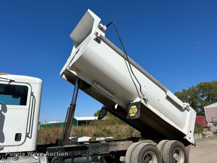 image for item NQ9920 2007 Peterbilt 335  dump truck