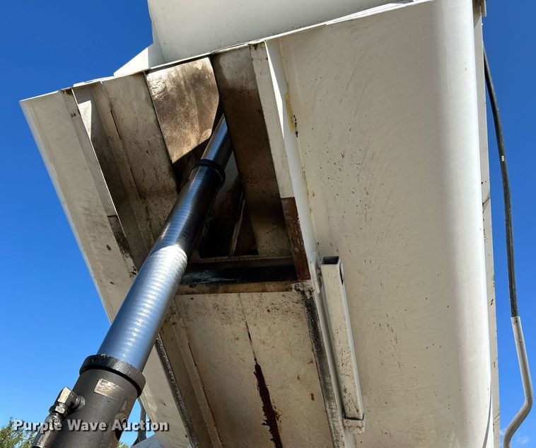 image for item NQ9920 2007 Peterbilt 335  dump truck