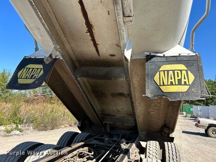 image for item NQ9920 2007 Peterbilt 335  dump truck