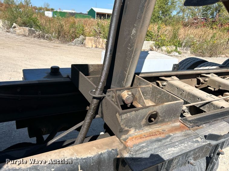 image for item NQ9920 2007 Peterbilt 335  dump truck