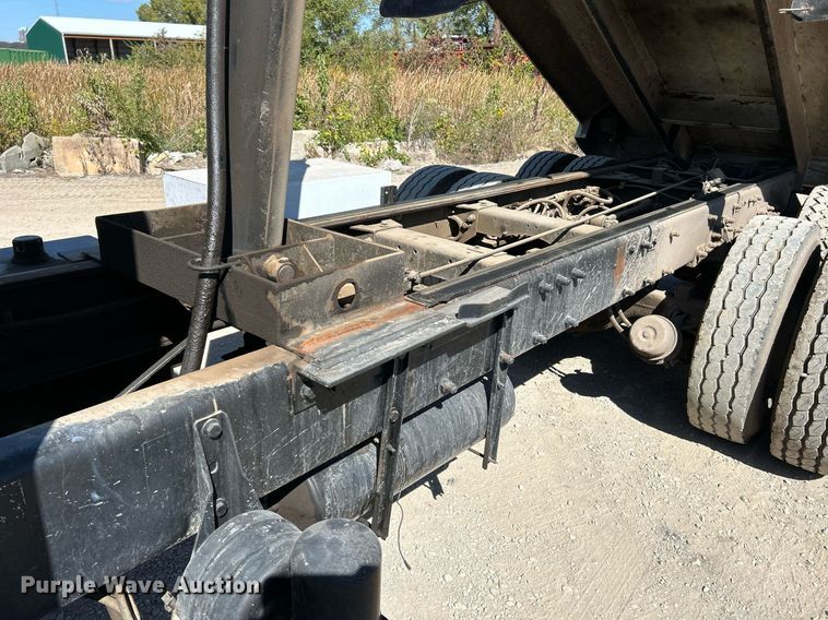 image for item NQ9920 2007 Peterbilt 335  dump truck