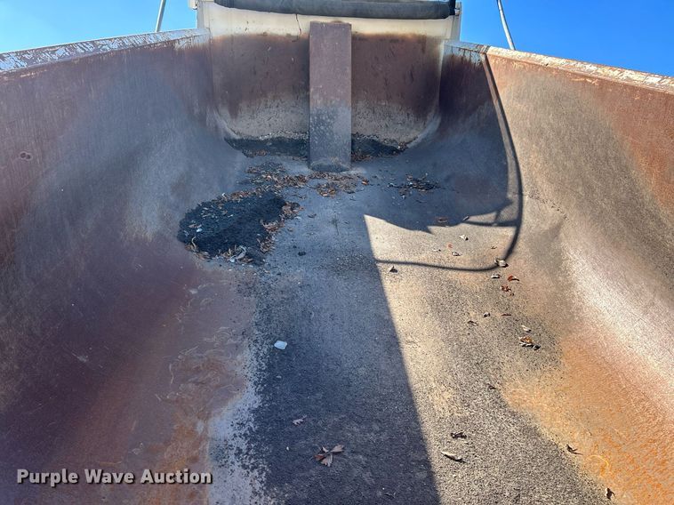 image for item NQ9920 2007 Peterbilt 335  dump truck