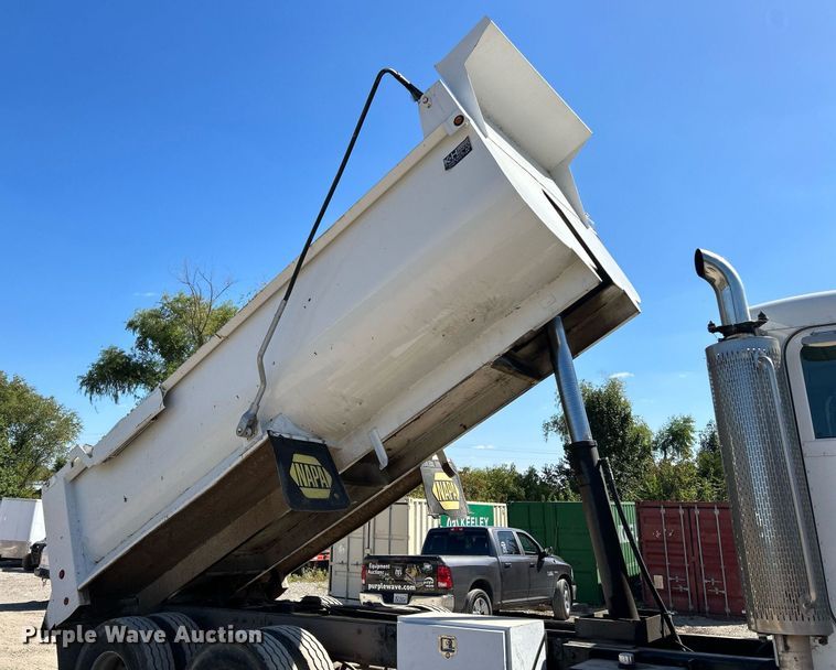 image for item NQ9920 2007 Peterbilt 335  dump truck