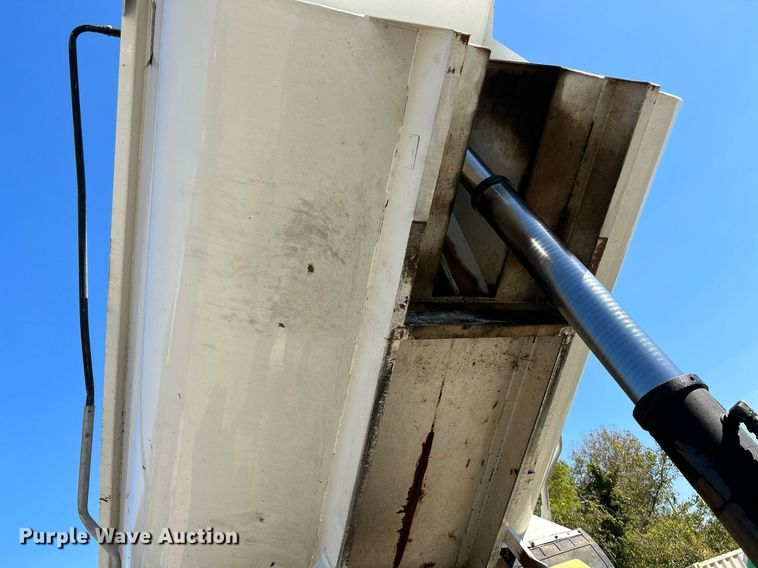 image for item NQ9920 2007 Peterbilt 335  dump truck