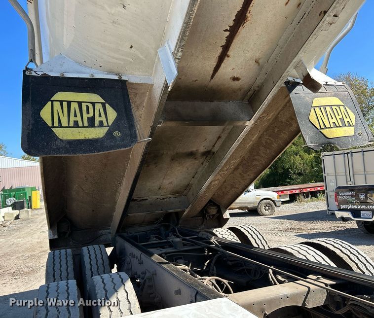 image for item NQ9920 2007 Peterbilt 335  dump truck