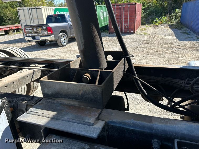 image for item NQ9920 2007 Peterbilt 335  dump truck