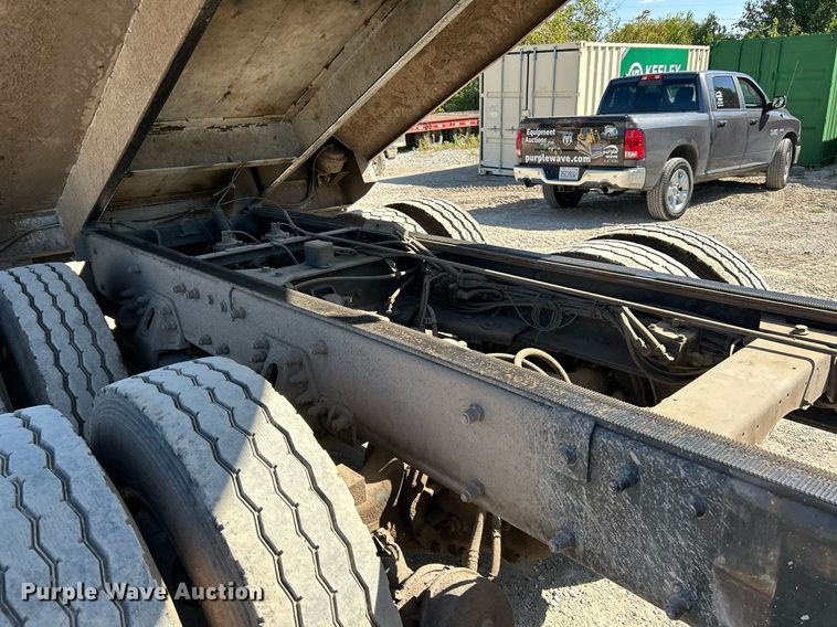 image for item NQ9920 2007 Peterbilt 335  dump truck