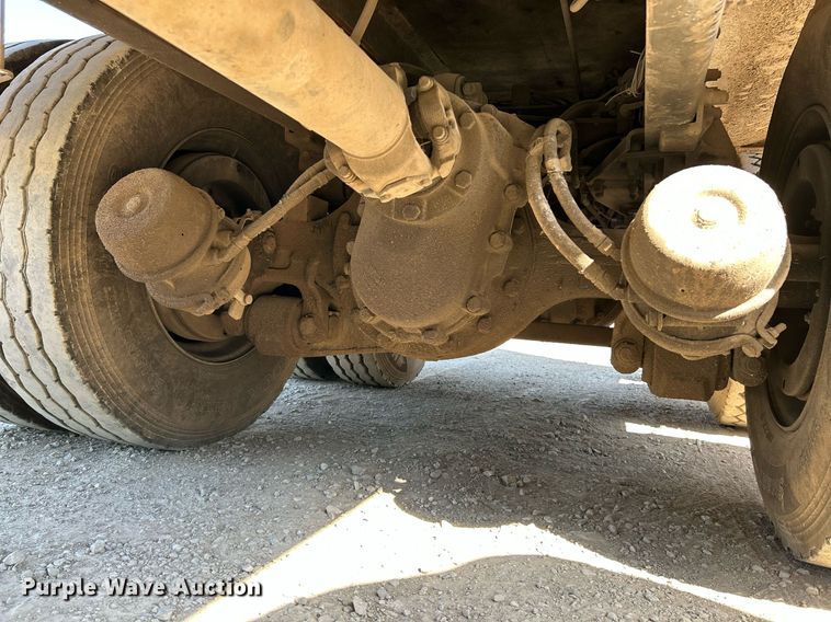 image for item NQ9920 2007 Peterbilt 335  dump truck