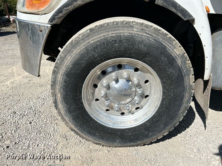 image for item NQ9920 2007 Peterbilt 335  dump truck