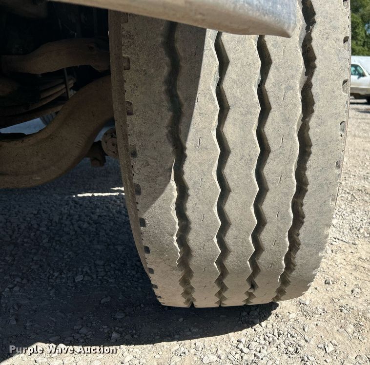 image for item NQ9920 2007 Peterbilt 335  dump truck