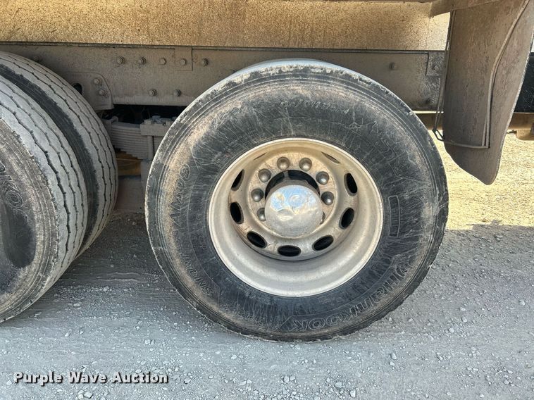 image for item NQ9920 2007 Peterbilt 335  dump truck