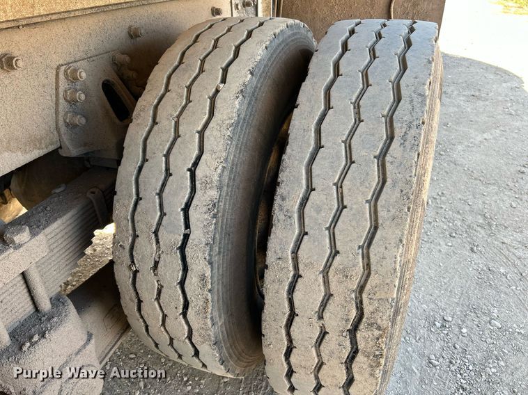 image for item NQ9920 2007 Peterbilt 335  dump truck