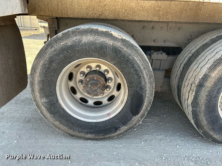 image for item NQ9920 2007 Peterbilt 335  dump truck