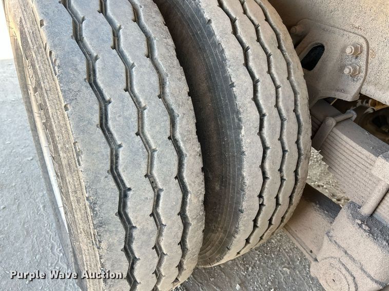 image for item NQ9920 2007 Peterbilt 335  dump truck