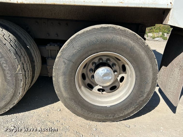 image for item NQ9920 2007 Peterbilt 335  dump truck