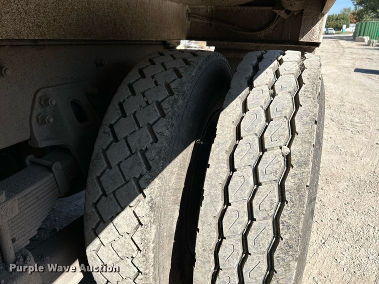 image for item NQ9920 2007 Peterbilt 335  dump truck