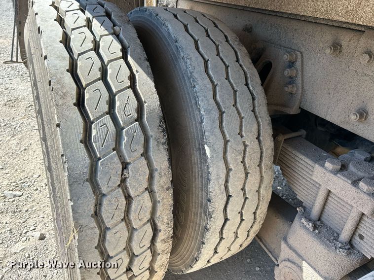 image for item NQ9920 2007 Peterbilt 335  dump truck