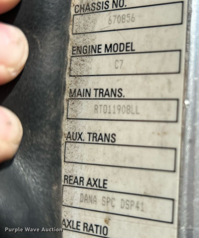 image for item NQ9920 2007 Peterbilt 335  dump truck