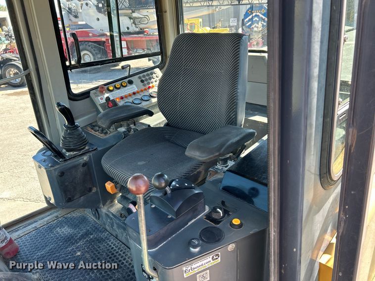 image for item NQ9945 2012 John Deere 605C  track loader