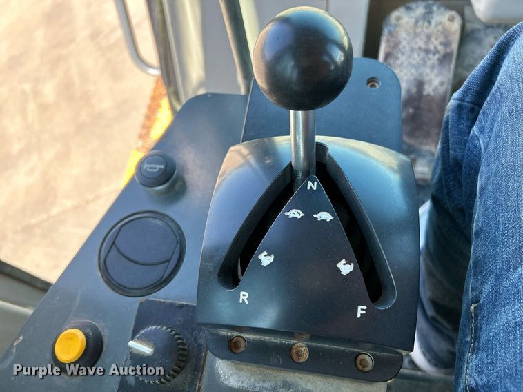 image for item NQ9945 2012 John Deere 605C  track loader