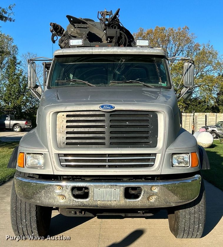 image for item NQ9967 1997 Ford LT9513  crane truck