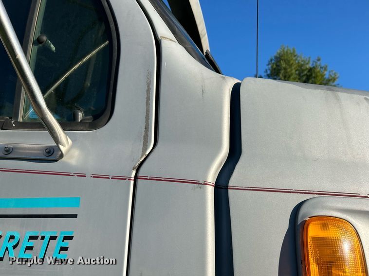 image for item NQ9967 1997 Ford LT9513  crane truck