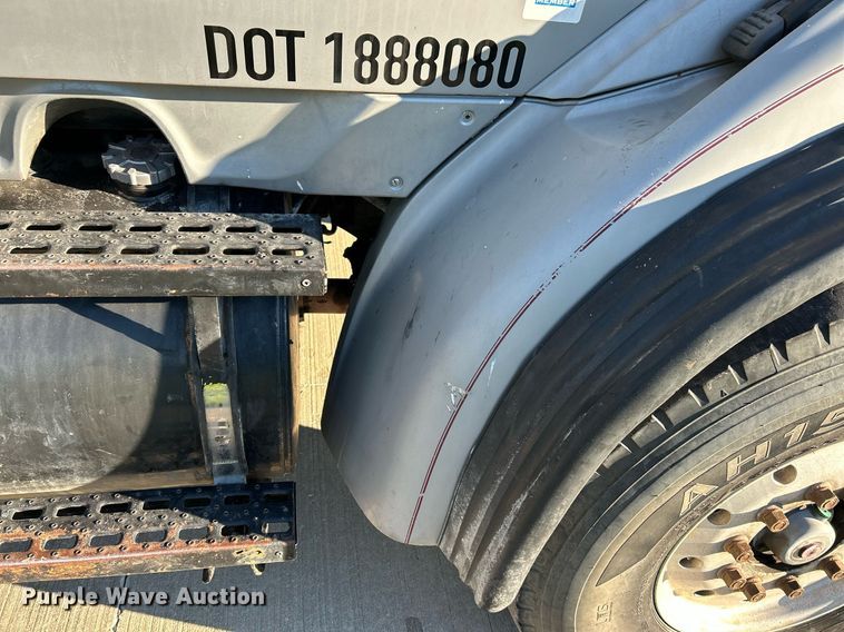 image for item NQ9967 1997 Ford LT9513  crane truck