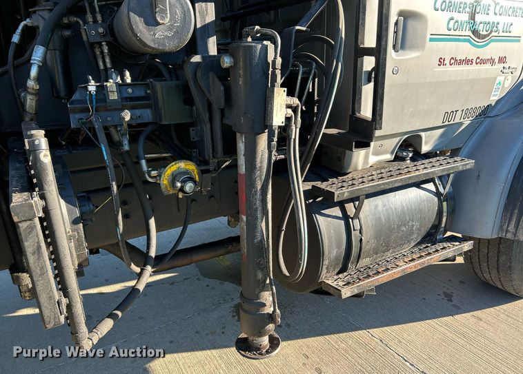 image for item NQ9967 1997 Ford LT9513  crane truck