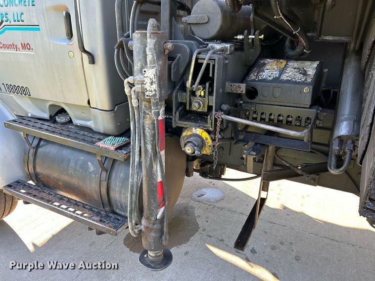 image for item NQ9967 1997 Ford LT9513  crane truck