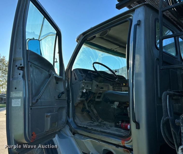 image for item NQ9967 1997 Ford LT9513  crane truck