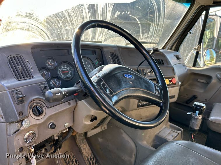 image for item NQ9967 1997 Ford LT9513  crane truck