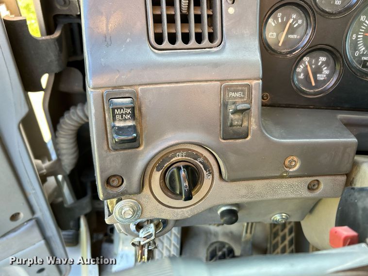 image for item NQ9967 1997 Ford LT9513  crane truck