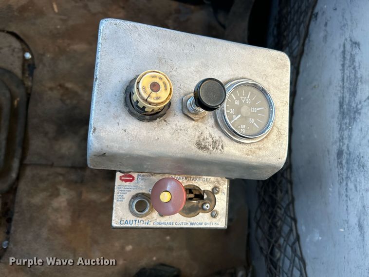 image for item NQ9967 1997 Ford LT9513  crane truck