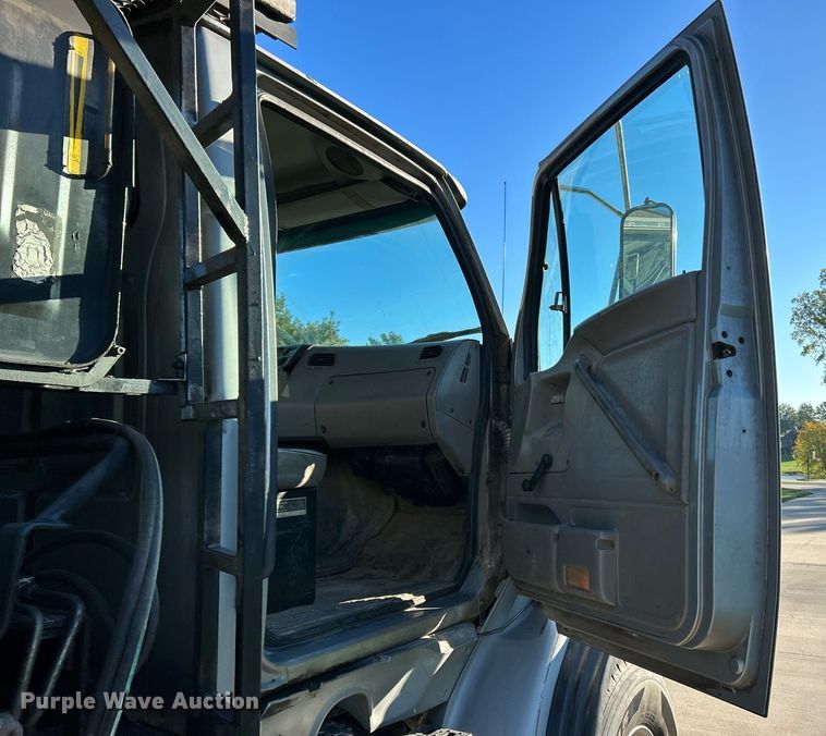 image for item NQ9967 1997 Ford LT9513  crane truck