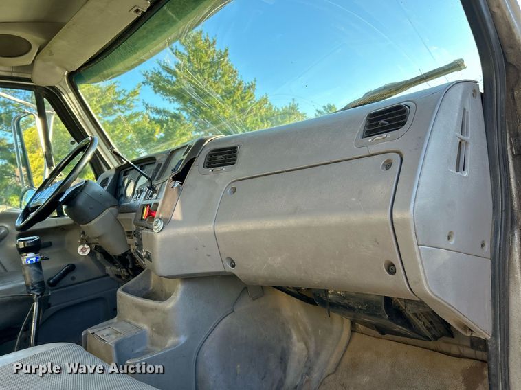 image for item NQ9967 1997 Ford LT9513  crane truck