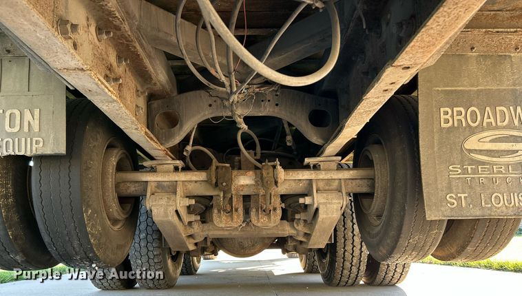 image for item NQ9967 1997 Ford LT9513  crane truck