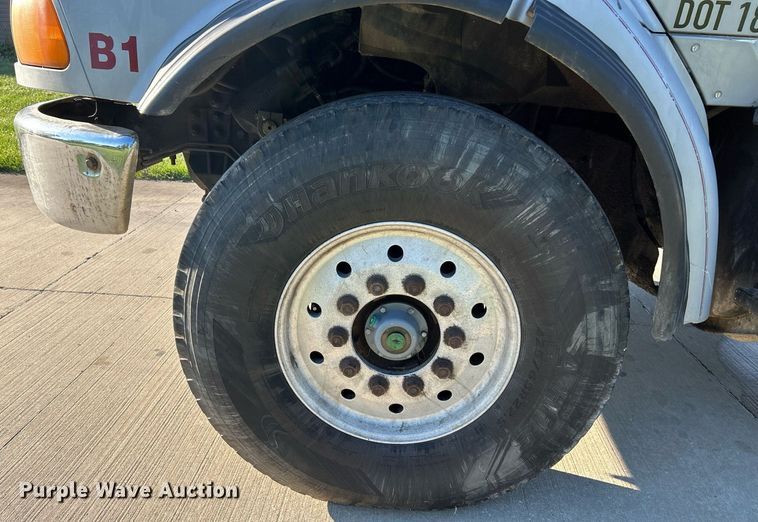 image for item NQ9967 1997 Ford LT9513  crane truck