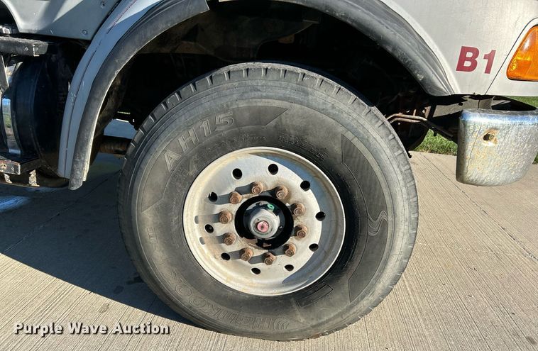 image for item NQ9967 1997 Ford LT9513  crane truck