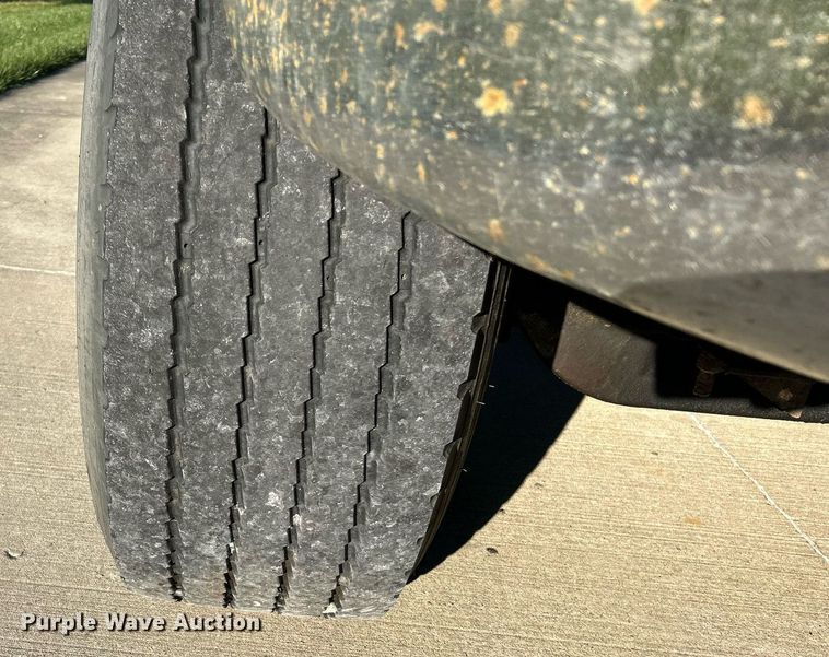 image for item NQ9967 1997 Ford LT9513  crane truck