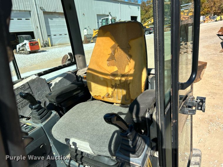 image for item NR9027 2005 Bobcat 442C  mini excavator