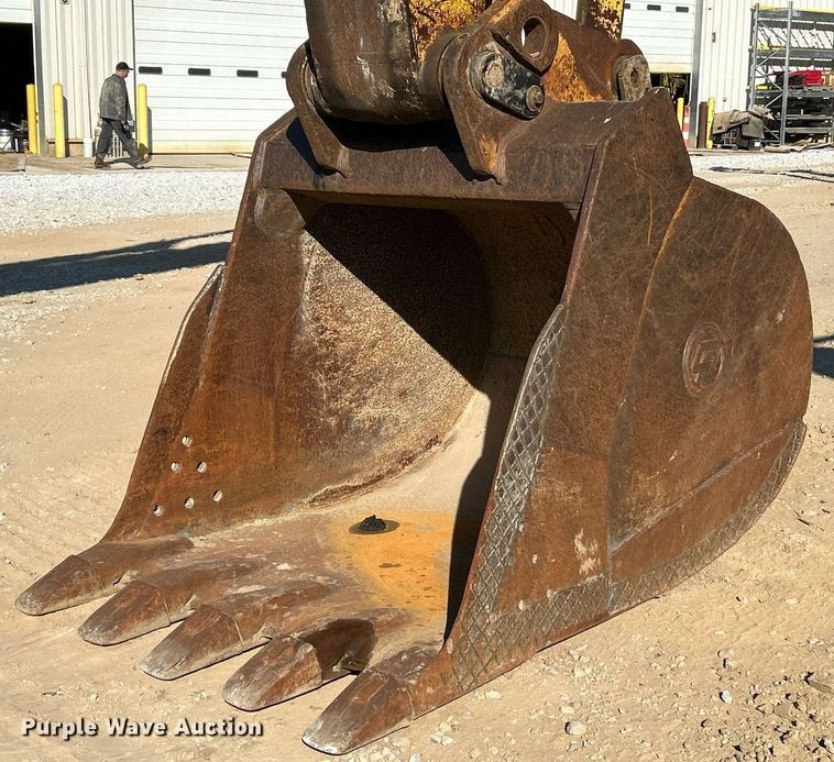 image for item NR9028 2000 New Holland EC600  excavator
