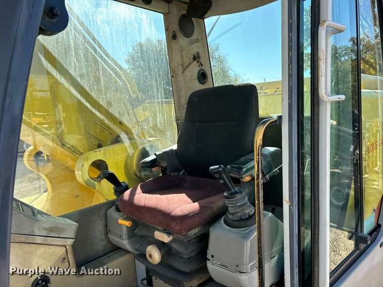image for item NR9028 2000 New Holland EC600  excavator